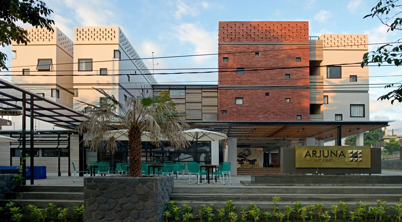 Arjuna Hotel Batu City Exterior foto
